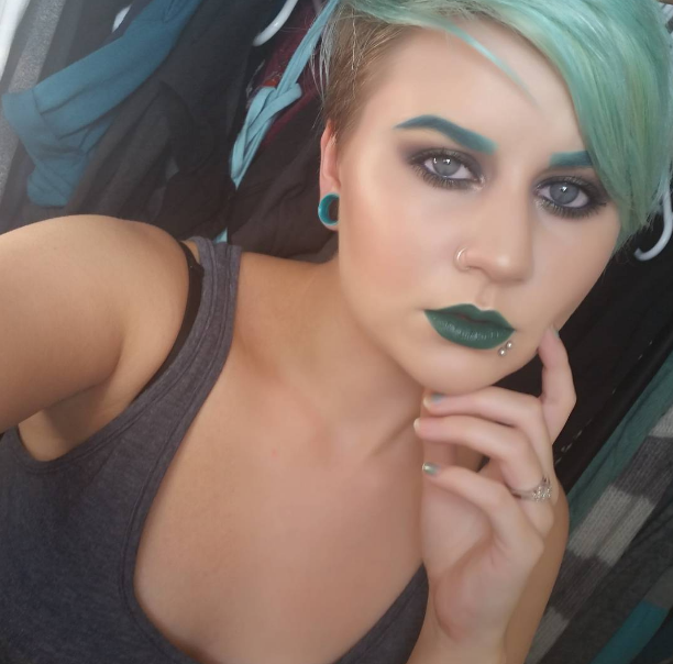 Rainbow Eyebrows, sopracciglia colorate per tutte: il Nuovo Trend del Momento