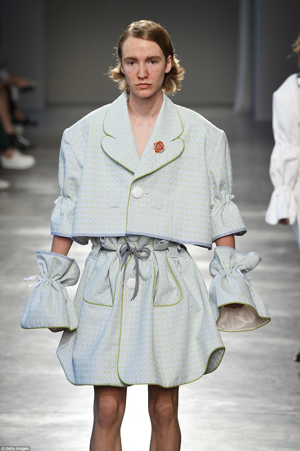 Nuova moda o provocazione: ecco perché a Milano sfilano i modelli con l'acne