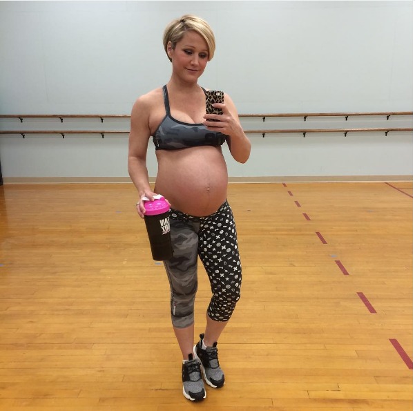 Sport e gravidanza: Le Fit Moms e i loro allenamenti che fanno discutere il web