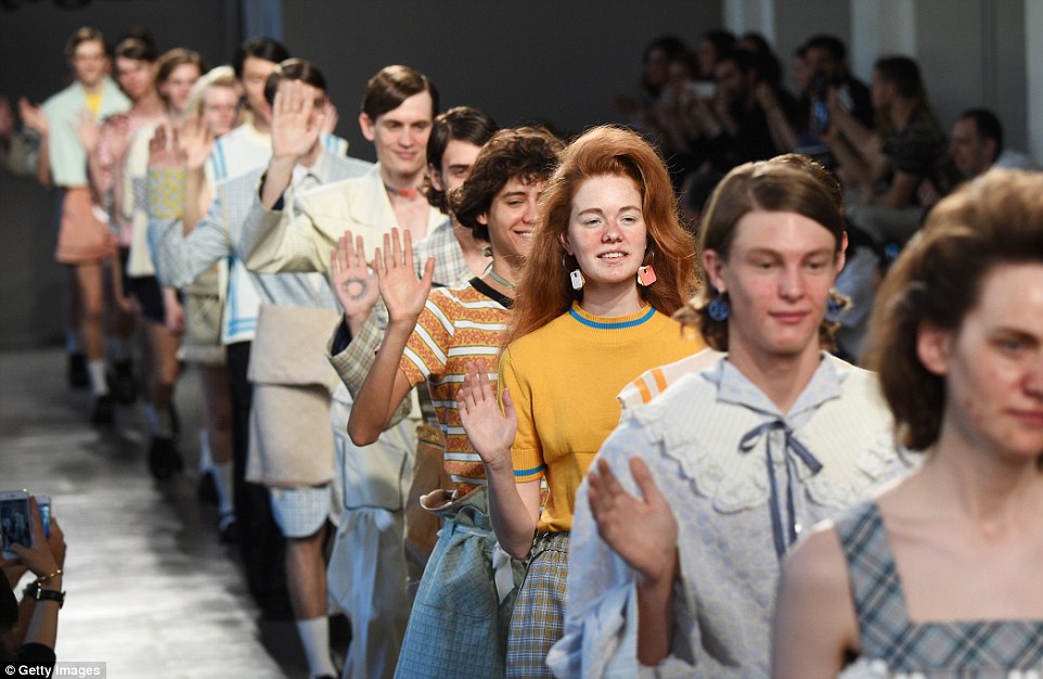 Nuova moda o provocazione: ecco perché a Milano sfilano i modelli con l'acne