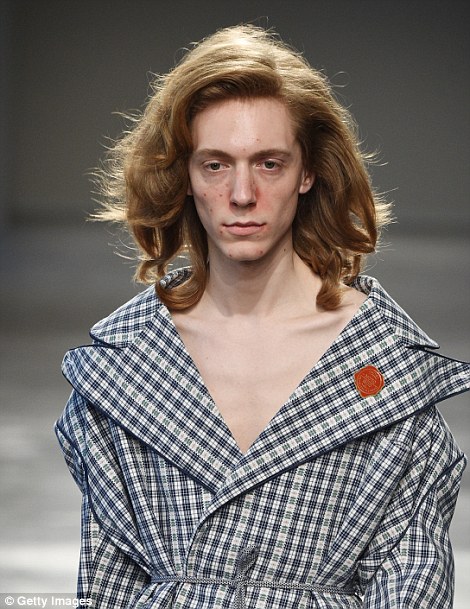 Nuova moda o provocazione: ecco perché a Milano sfilano i modelli con l'acne