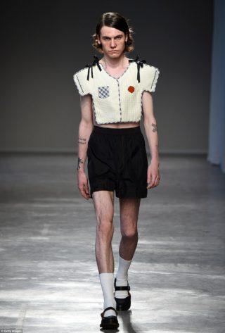 Nuova moda o provocazione: ecco perché a Milano sfilano i modelli con l'acne Nuova moda o provocazione: ecco perché a Milano sfilano i modelli con l'acne