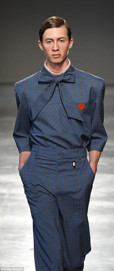 Nuova moda o provocazione: ecco perché a Milano sfilano i modelli con l'acne