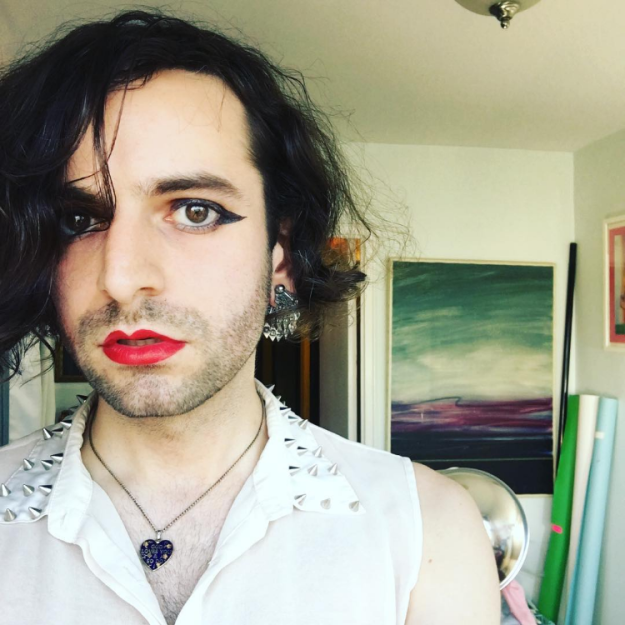 16 trans si trasformano nei loro idoli. Ecco i risultati e perché