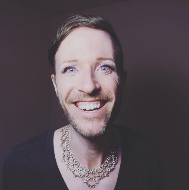 16 trans si trasformano nei loro idoli. Ecco i risultati e perché