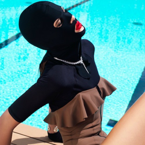 Facekini: la nuova "assurda" (e pericolosa?) tendenza sulle spiagge. Ecco perché indossano queste maschere