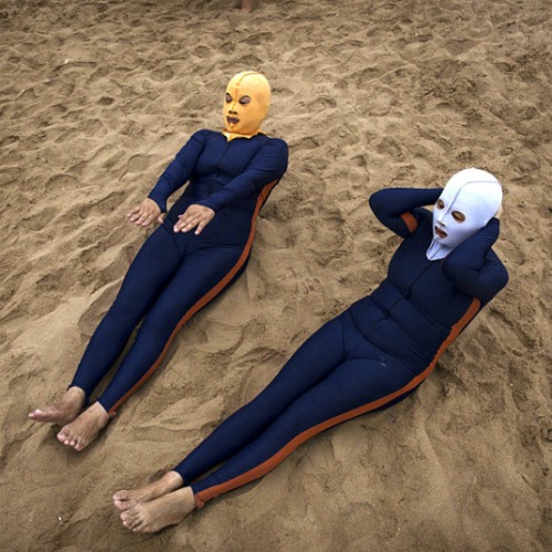 Facekini: la nuova "assurda" (e pericolosa?) tendenza sulle spiagge. Ecco perché indossano queste maschere