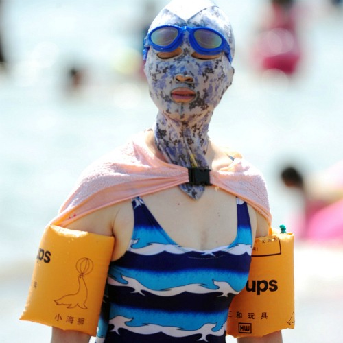 Facekini: la nuova "assurda" (e pericolosa?) tendenza sulle spiagge. Ecco perché indossano queste maschere