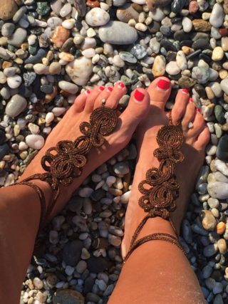 Il sandalo due pezzi che piace alle vip da indossare in spiaggia... scalze Il sandalo due pezzi che piace alle vip da indossare in spiaggia... scalze