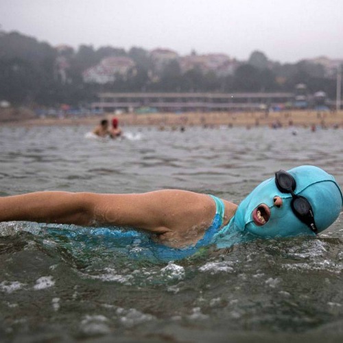 Facekini: la nuova "assurda" (e pericolosa?) tendenza sulle spiagge. Ecco perché indossano queste maschere