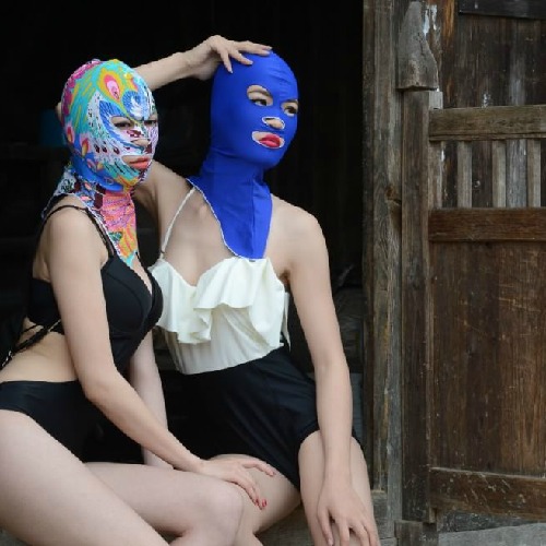 Facekini: la nuova "assurda" (e pericolosa?) tendenza sulle spiagge. Ecco perché indossano queste maschere