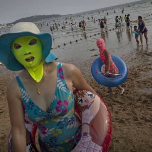 Facekini: la nuova "assurda" (e pericolosa?) tendenza sulle spiagge. Ecco perché indossano queste maschere