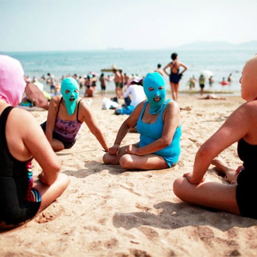 Facekini: la nuova "assurda" (e pericolosa?) tendenza sulle spiagge. Ecco perché indossano queste maschere
