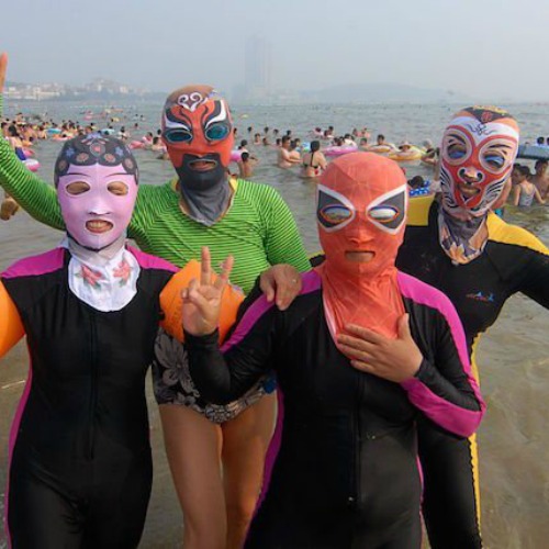 Facekini: la nuova "assurda" (e pericolosa?) tendenza sulle spiagge. Ecco perché indossano queste maschere