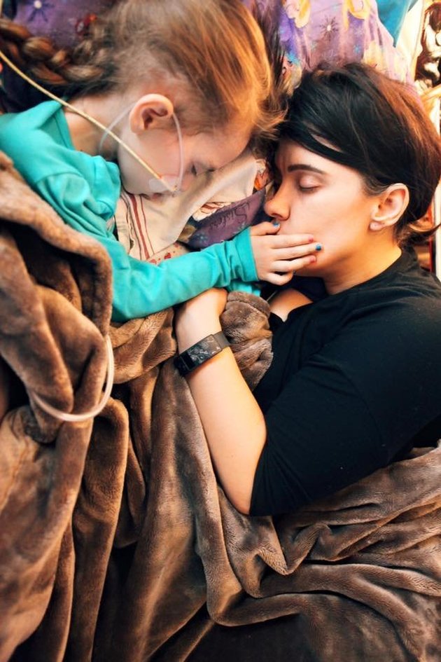 Uccisa da un cancro al cervello a 7 anni: ecco il commovente tributo in 21 immagini (e parole) delle zia