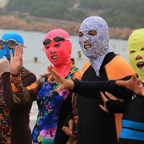 Facekini: la nuova "assurda" (e pericolosa?) tendenza sulle spiagge. Ecco perché indossano queste maschere