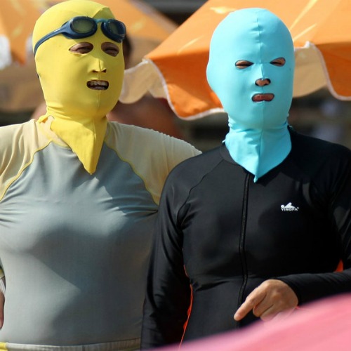 Facekini: la nuova "assurda" (e pericolosa?) tendenza sulle spiagge. Ecco perché indossano queste maschere