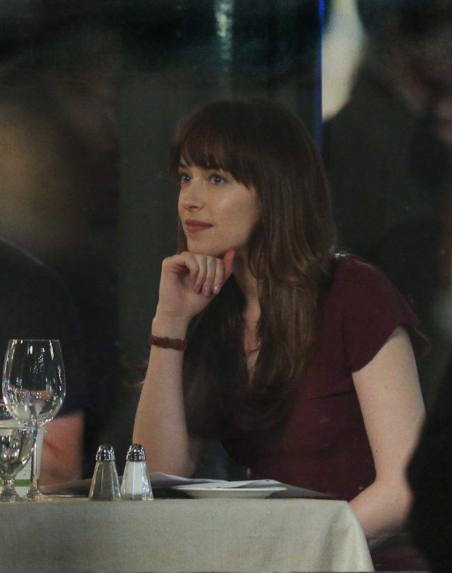 Immagini hot in anteprima dal set di 50 sfumature di nero (e rosso). Dakota: "Vi racconto le scene di sesso"