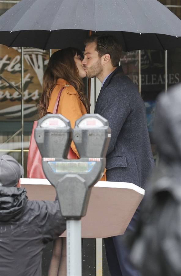 Immagini hot in anteprima dal set di 50 sfumature di nero (e rosso). Dakota: "Vi racconto le scene di sesso"