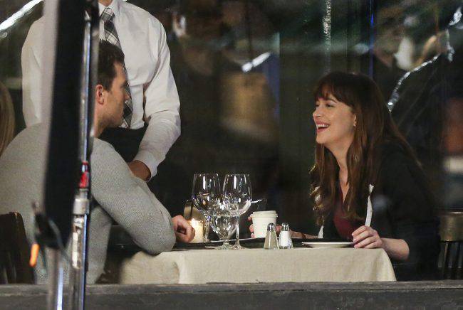 Immagini hot in anteprima dal set di 50 sfumature di nero (e rosso). Dakota: "Vi racconto le scene di sesso"