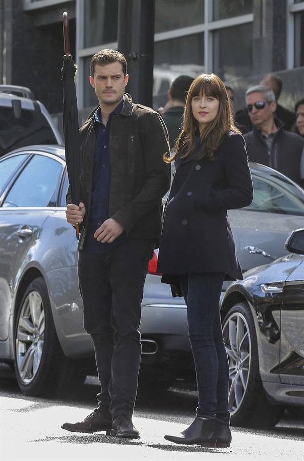 Immagini hot in anteprima dal set di 50 sfumature di nero (e rosso). Dakota: "Vi racconto le scene di sesso"