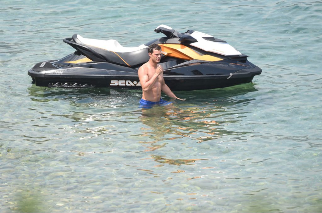 Immagini hot in anteprima dal set di 50 sfumature di nero (e rosso). Dakota: "Vi racconto le scene di sesso"