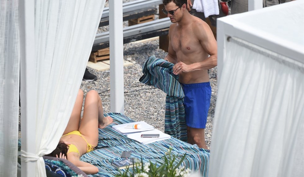 Immagini hot in anteprima dal set di 50 sfumature di nero (e rosso). Dakota: "Vi racconto le scene di sesso"