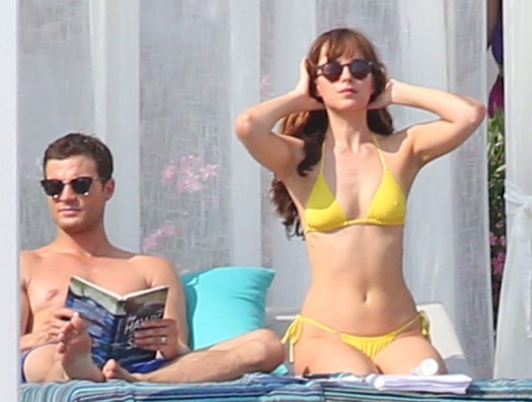 Immagini hot in anteprima dal set di 50 sfumature di nero (e rosso). Dakota: "Vi racconto le scene di sesso"