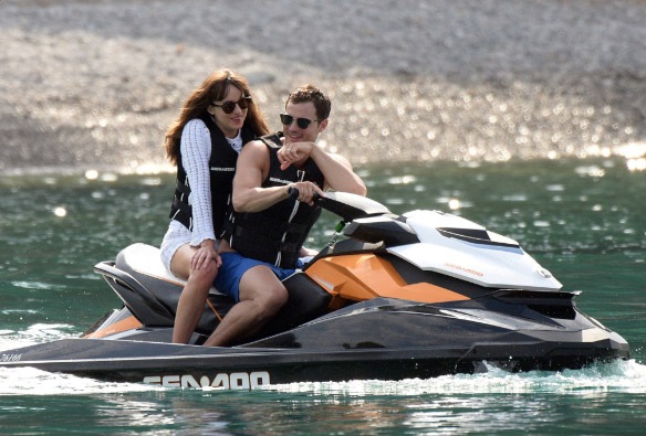 Immagini hot in anteprima dal set di 50 sfumature di nero (e rosso). Dakota: "Vi racconto le scene di sesso"