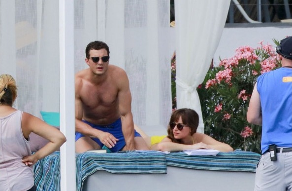Immagini hot in anteprima dal set di 50 sfumature di nero (e rosso). Dakota: "Vi racconto le scene di sesso"