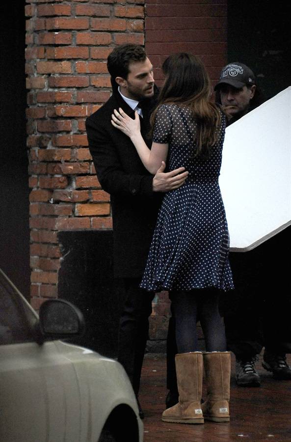 Immagini hot in anteprima dal set di 50 sfumature di nero (e rosso). Dakota: "Vi racconto le scene di sesso"
