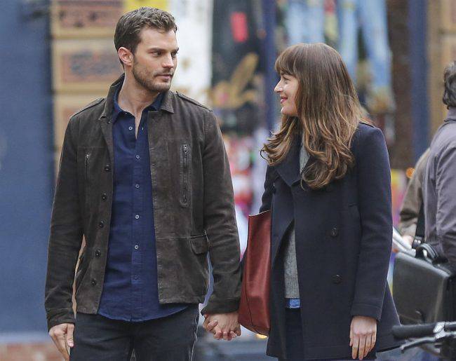 Immagini hot in anteprima dal set di 50 sfumature di nero (e rosso). Dakota: "Vi racconto le scene di sesso"