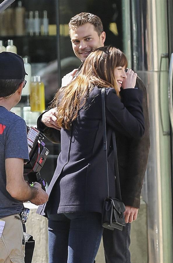 Immagini hot in anteprima dal set di 50 sfumature di nero (e rosso). Dakota: "Vi racconto le scene di sesso"