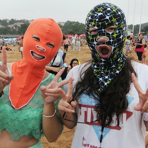 Facekini: la nuova "assurda" (e pericolosa?) tendenza sulle spiagge. Ecco perché indossano queste maschere