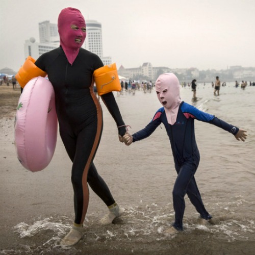 Facekini: la nuova "assurda" (e pericolosa?) tendenza sulle spiagge. Ecco perché indossano queste maschere