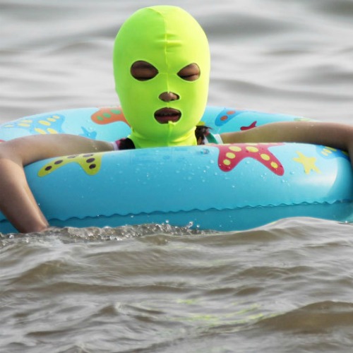 Facekini: la nuova "assurda" (e pericolosa?) tendenza sulle spiagge. Ecco perché indossano queste maschere