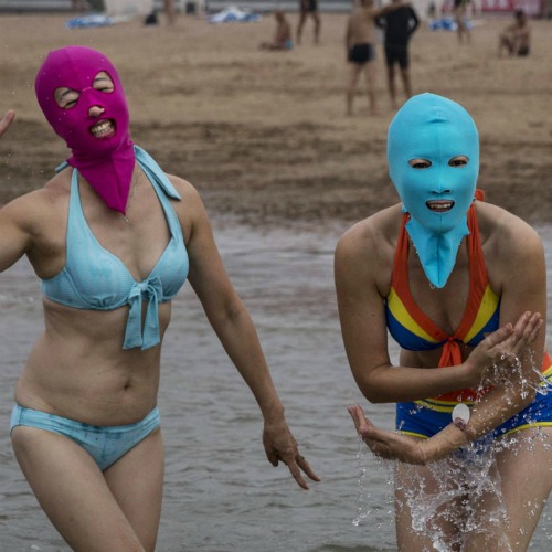 Facekini: la nuova "assurda" (e pericolosa?) tendenza sulle spiagge. Ecco perché indossano queste maschere