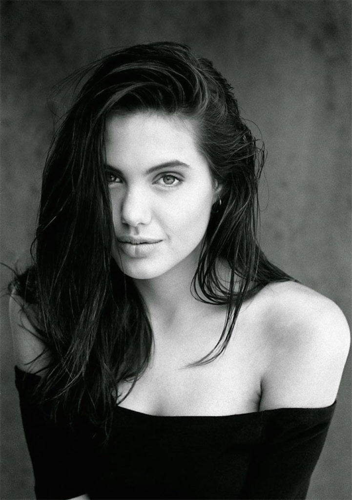 Ecco le immagini del primo servizio fotografico di Angelina Jolie a soli 15 anni