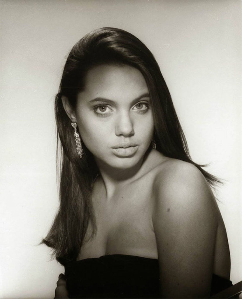 Ecco le immagini del primo servizio fotografico di Angelina Jolie a soli 15 anni