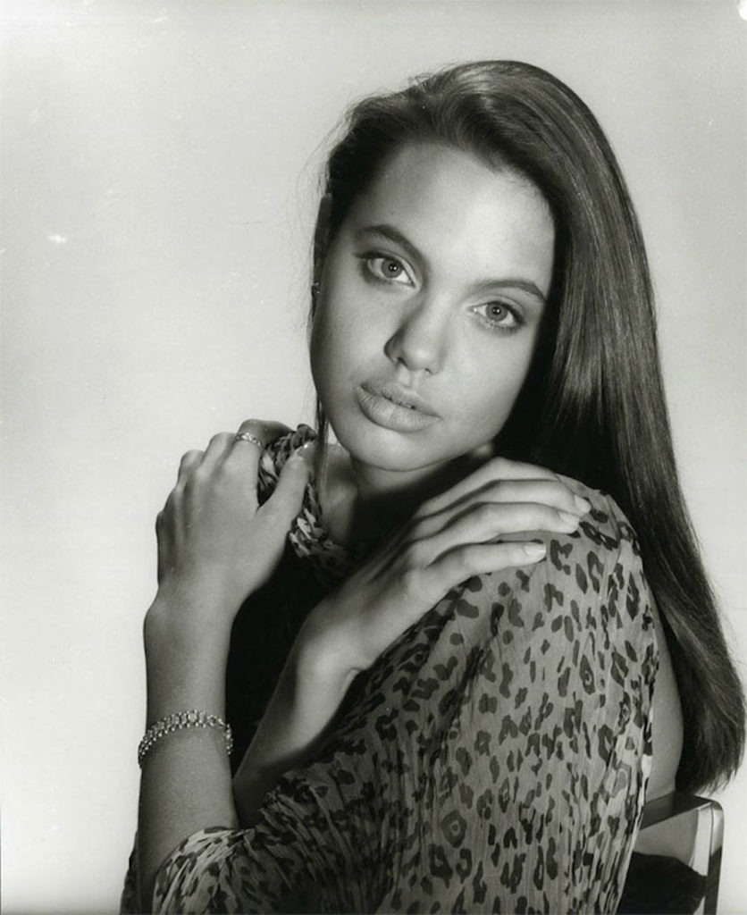 Ecco le immagini del primo servizio fotografico di Angelina Jolie a soli 15 anni