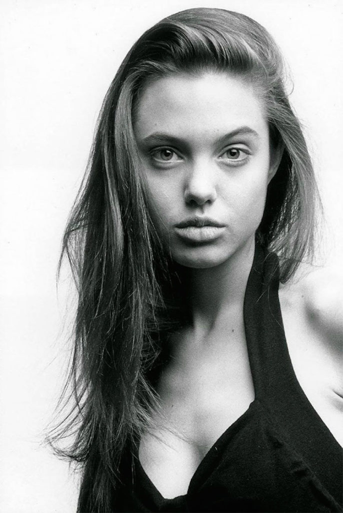 Ecco le immagini del primo servizio fotografico di Angelina Jolie a soli 15 anni