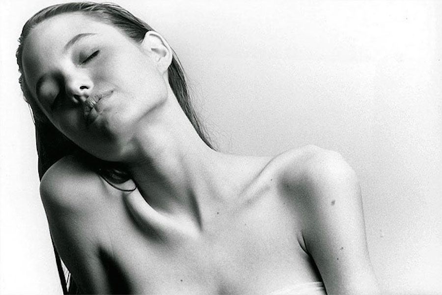 Ecco le immagini del primo servizio fotografico di Angelina Jolie a soli 15 anni