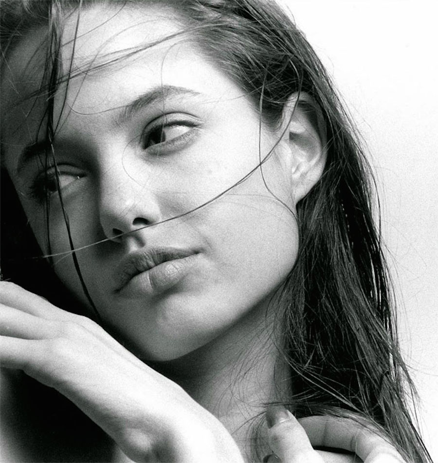 Ecco le immagini del primo servizio fotografico di Angelina Jolie a soli 15 anni