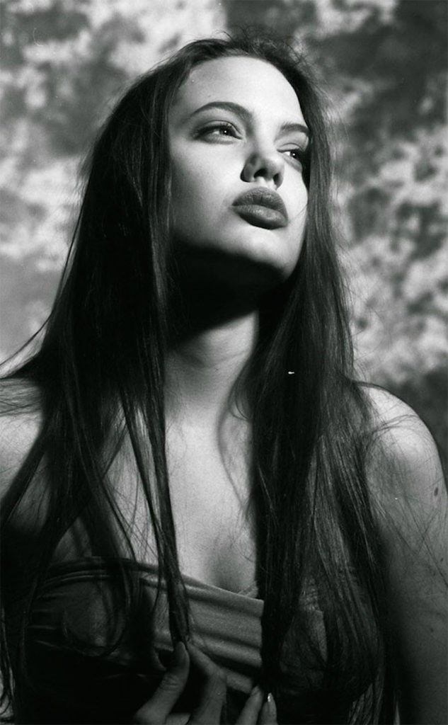 Ecco le immagini del primo servizio fotografico di Angelina Jolie a soli 15 anni