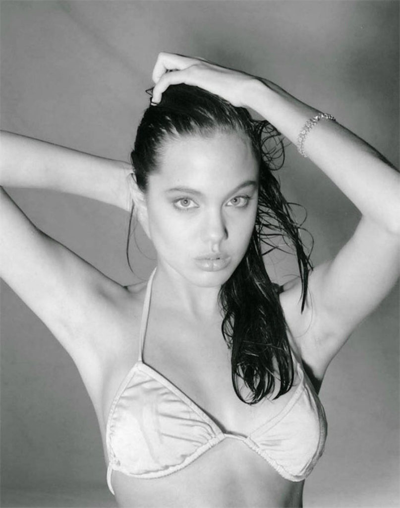 Ecco le immagini del primo servizio fotografico di Angelina Jolie a soli 15 anni
