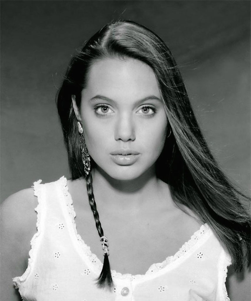 Ecco le immagini del primo servizio fotografico di Angelina Jolie a soli 15 anni