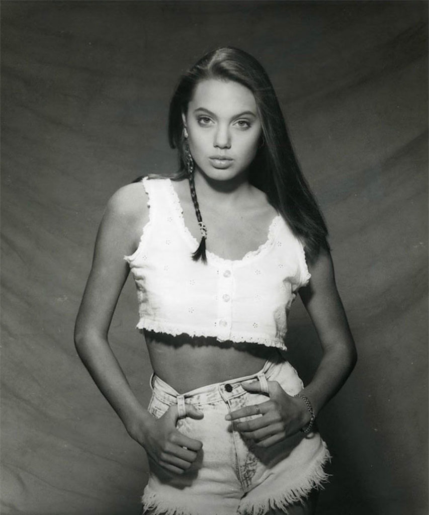 Ecco le immagini del primo servizio fotografico di Angelina Jolie a soli 15 anni
