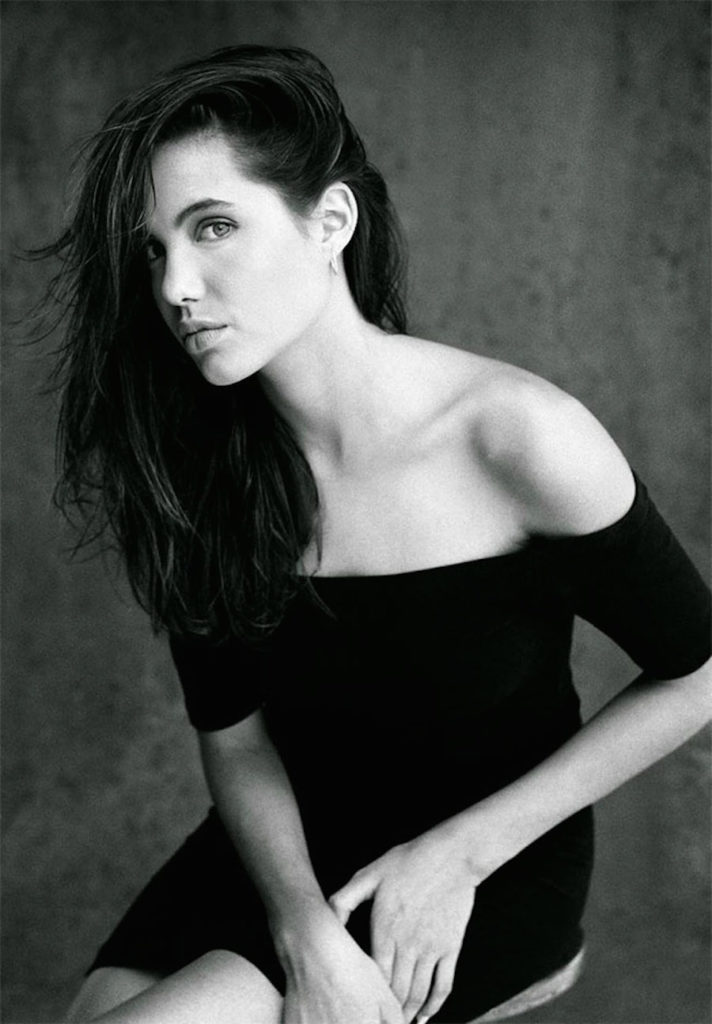 Ecco le immagini del primo servizio fotografico di Angelina Jolie a soli 15 anni