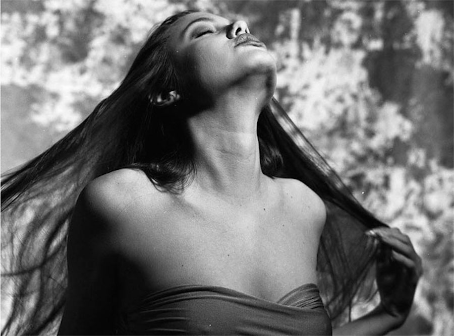 Ecco le immagini del primo servizio fotografico di Angelina Jolie a soli 15 anni