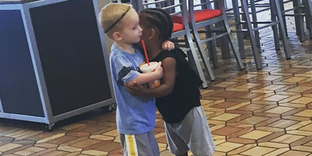 17 foto di bambini che vi faranno tornare la fiducia nell'umanità
